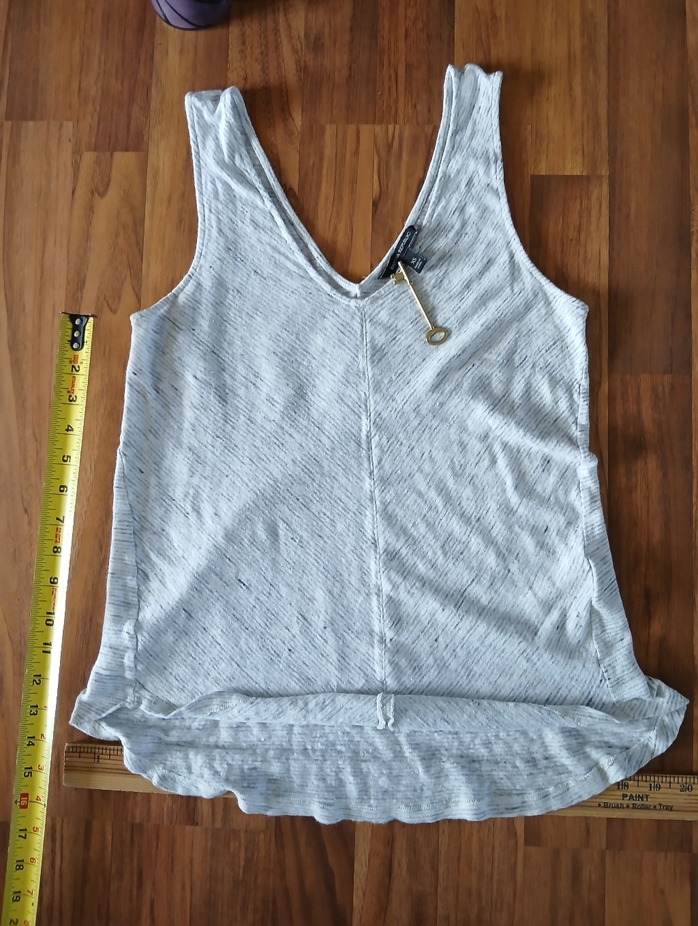 Banana Republic Size Extra Small White V-Neck Tank Top